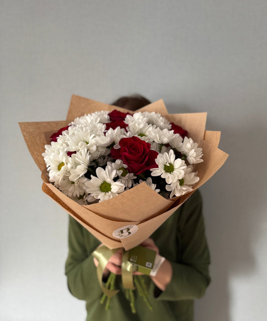 ქრიზანთემებისა და ვარდების თაიგული M