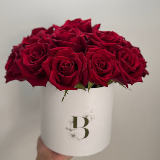 წითელი ვარდები ყუთში M