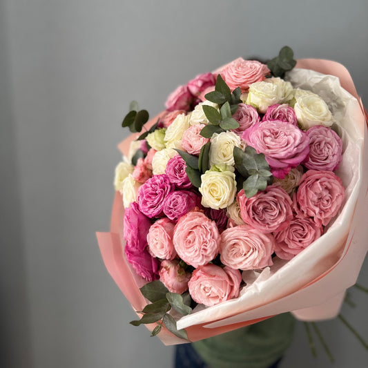 ფერადი სპრეი ვარდების თაიგული