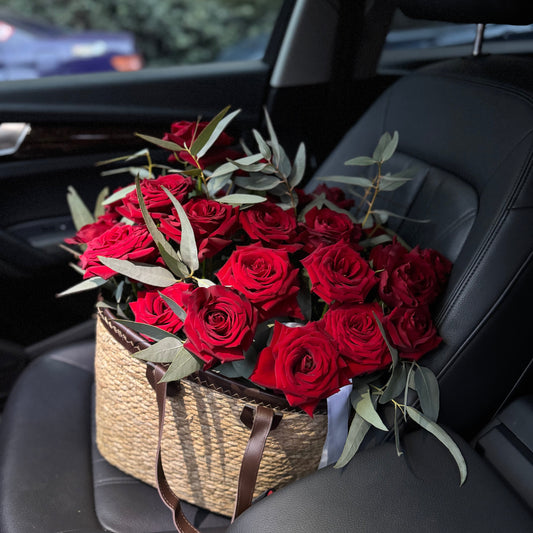 წითელი ვარდები კალათში