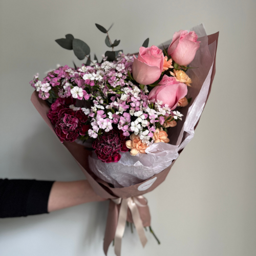 ვარდებისა და შერეული ყვავილების თაიგული