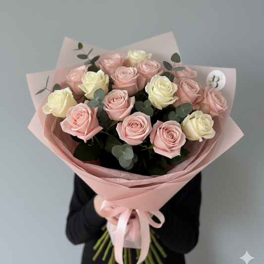 თეთრი და ვარდისფერი ვარდების თაიგული