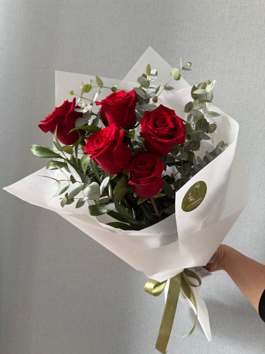 5 წითელი ვარდი