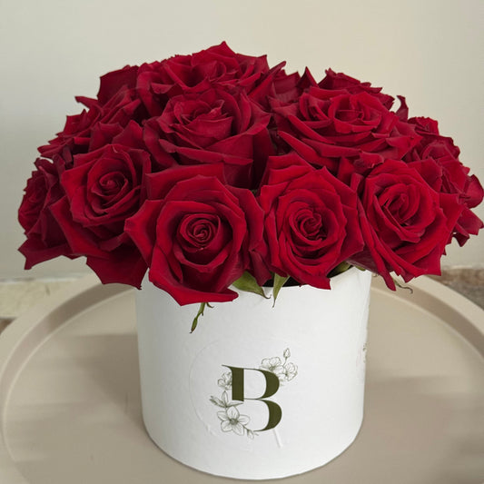 წითელი ვარდები ყუთში M