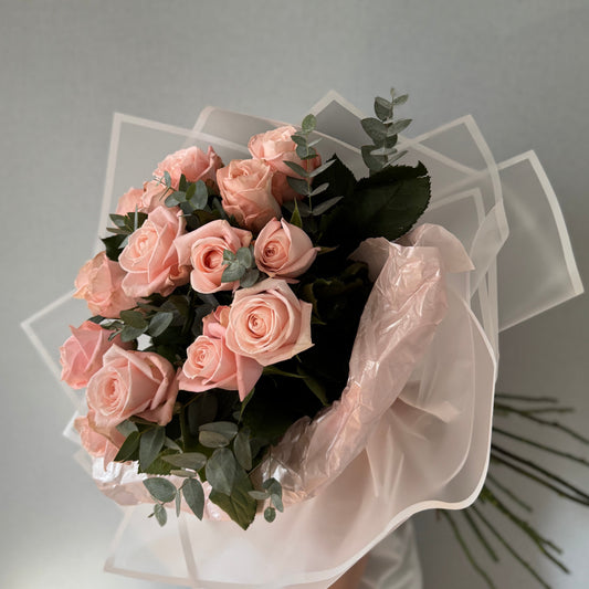 ვარდისფერი ვარდების თაიგული