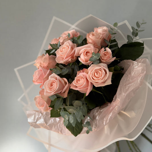 ვარდისფერი ვარდების თაიგული