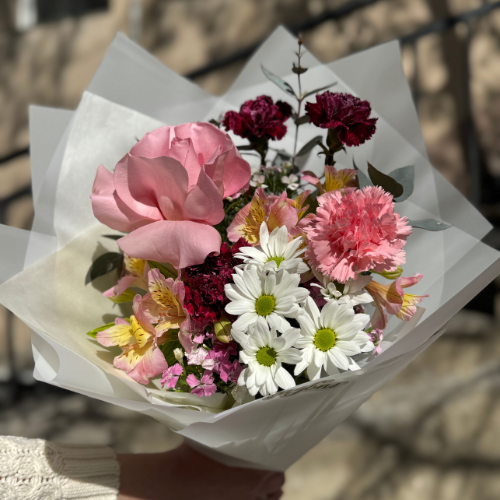 ვარდი და შერეული ყვავილები