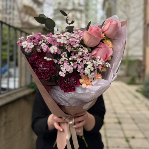 ვარდებისა და შერეული ყვავილების თაიგული